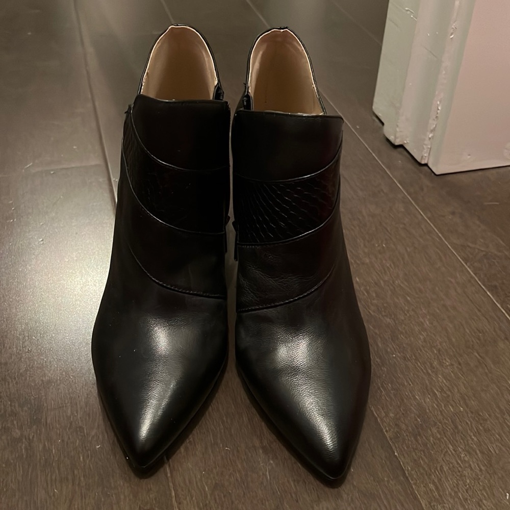 Adrienne Vittadini black ankle heeled bootie 8.5 never worn